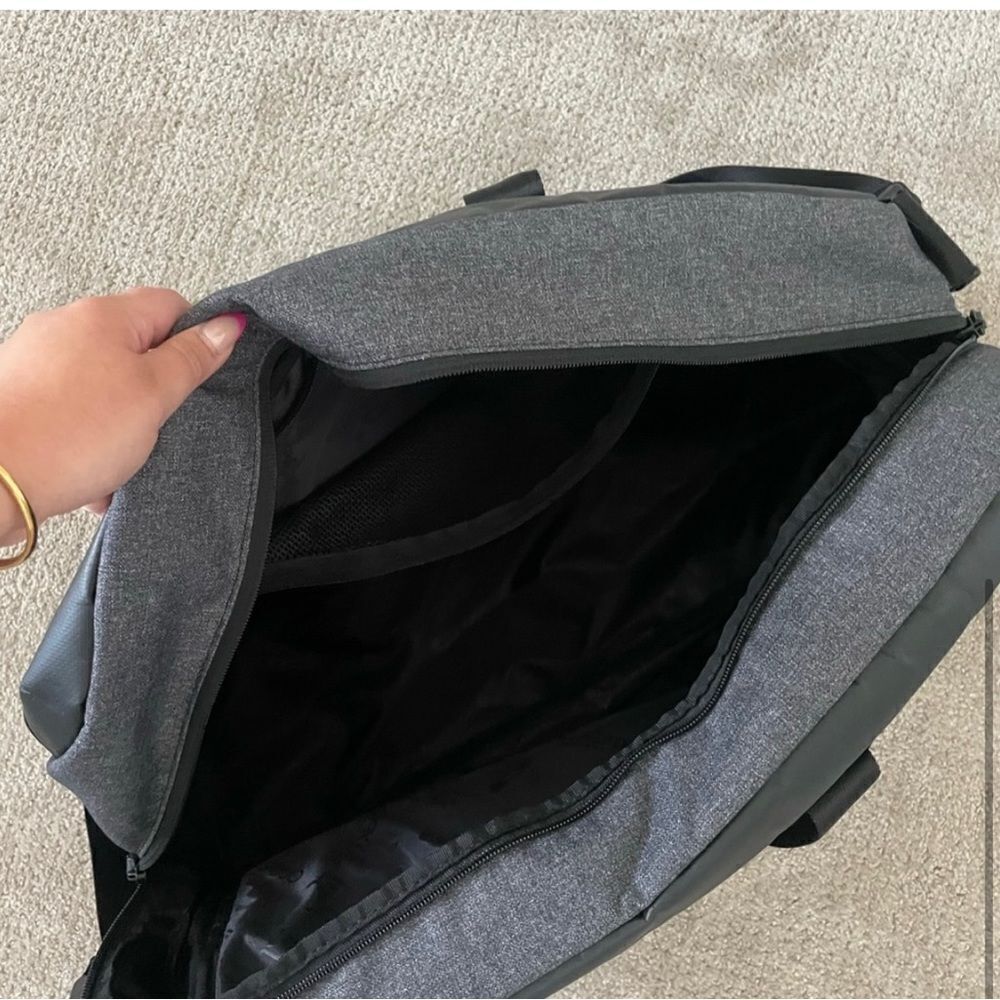 Oakley Weekender Duffel Bag - Picture 4 of 4